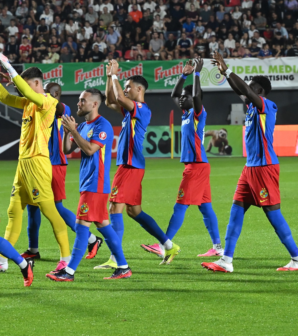FCSB a devenit echipa străinilor  Era recunoscută pentru cei mai mulți români în primul „11”.  Azi are 73% titulari din afara țării
