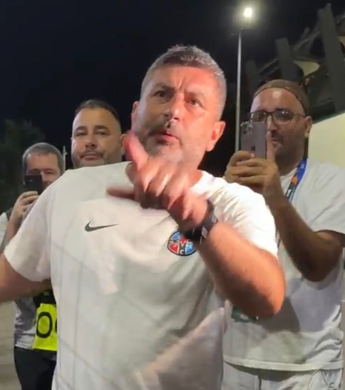 Baciu, scene incredibile după meci   VIDEO.  S-a certat cu fanii în timp ce dădea autografe:  „Hai să jucați voi, mă!”