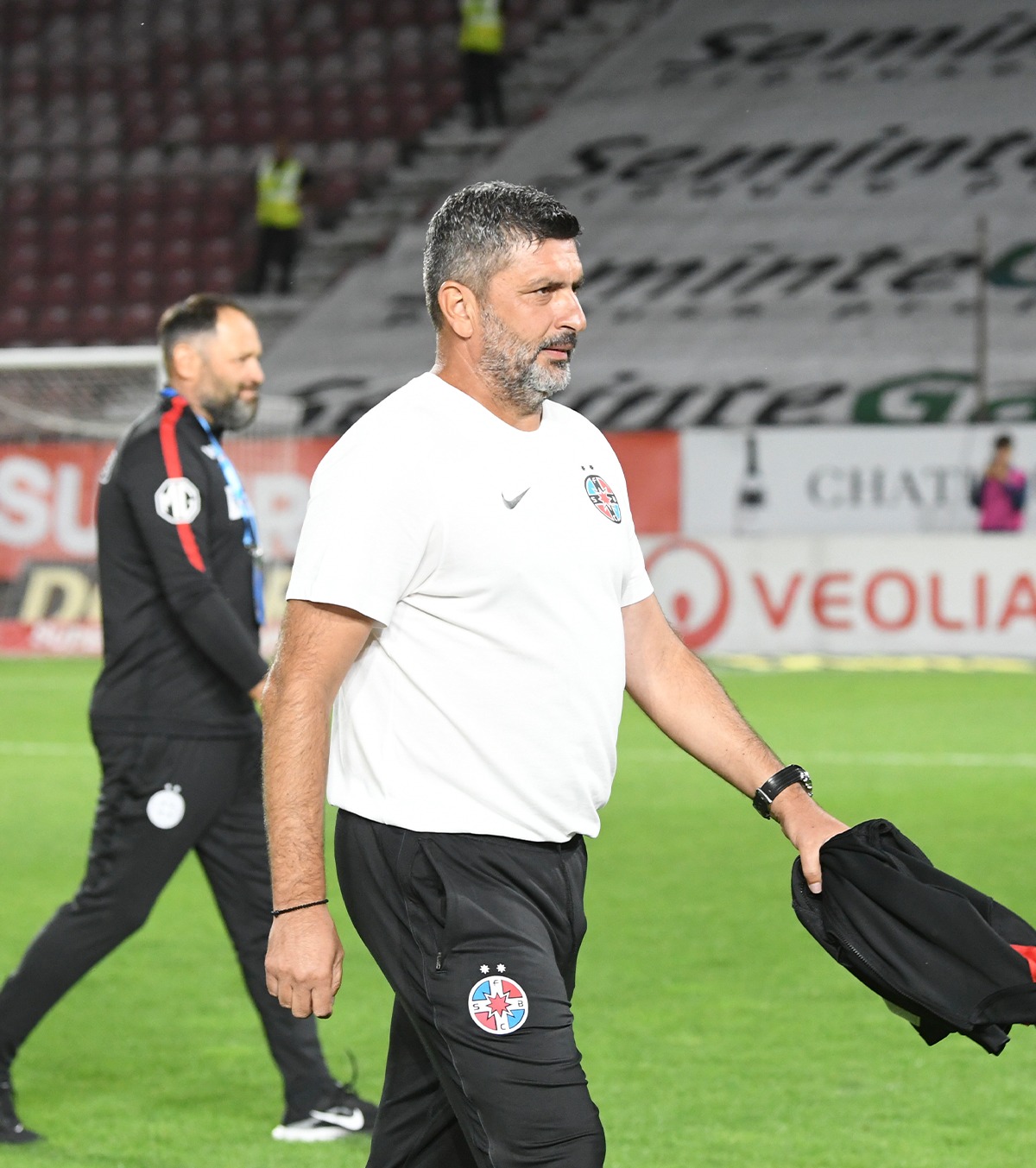 „Asta e o povară la FCSB”   Baciu s-a supărat pe jucători:  „Prunele sunt stricate”. Antrenorul vorbește de presiune și de sistemul care eșuează