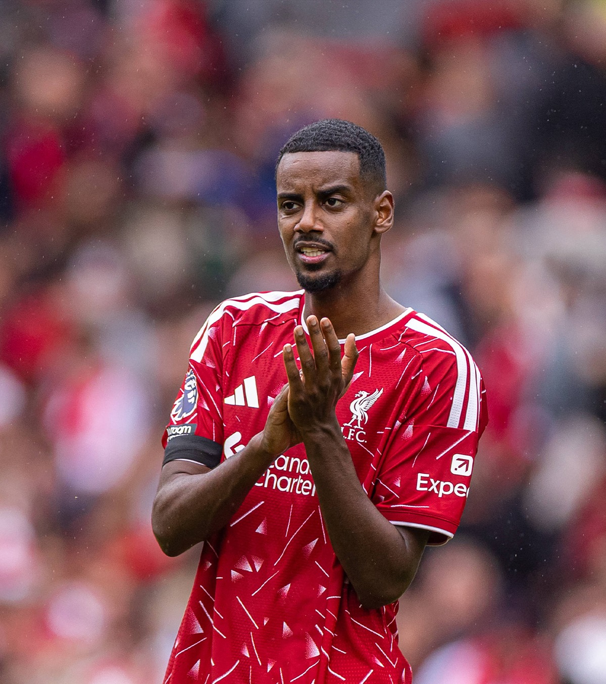 Moment revoltător pe Anfield   FOTO.  Un adult a furat tricoul oferit de  Alexander Isak  unui copil. Incidentul s-a viralizat: „Penibil!”