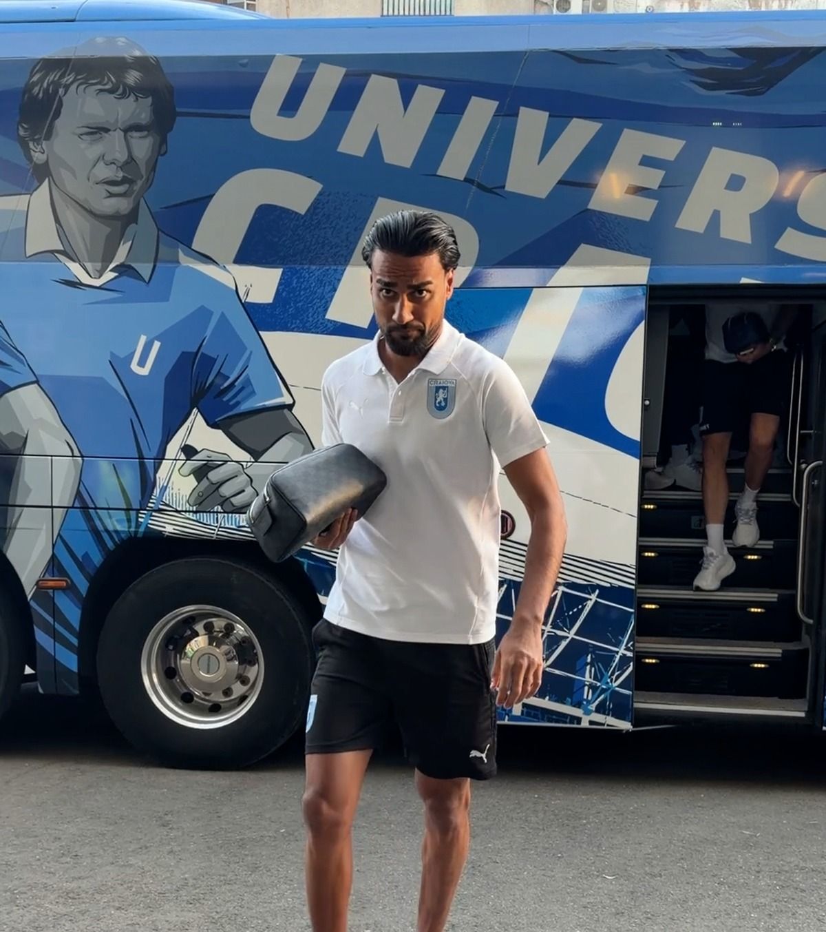 „Sunteți o rușine”    VIDEO.  Primire ostilă pentru  Craiova în Giulești:  „Nesimțiților, ați făcut țara de râs”