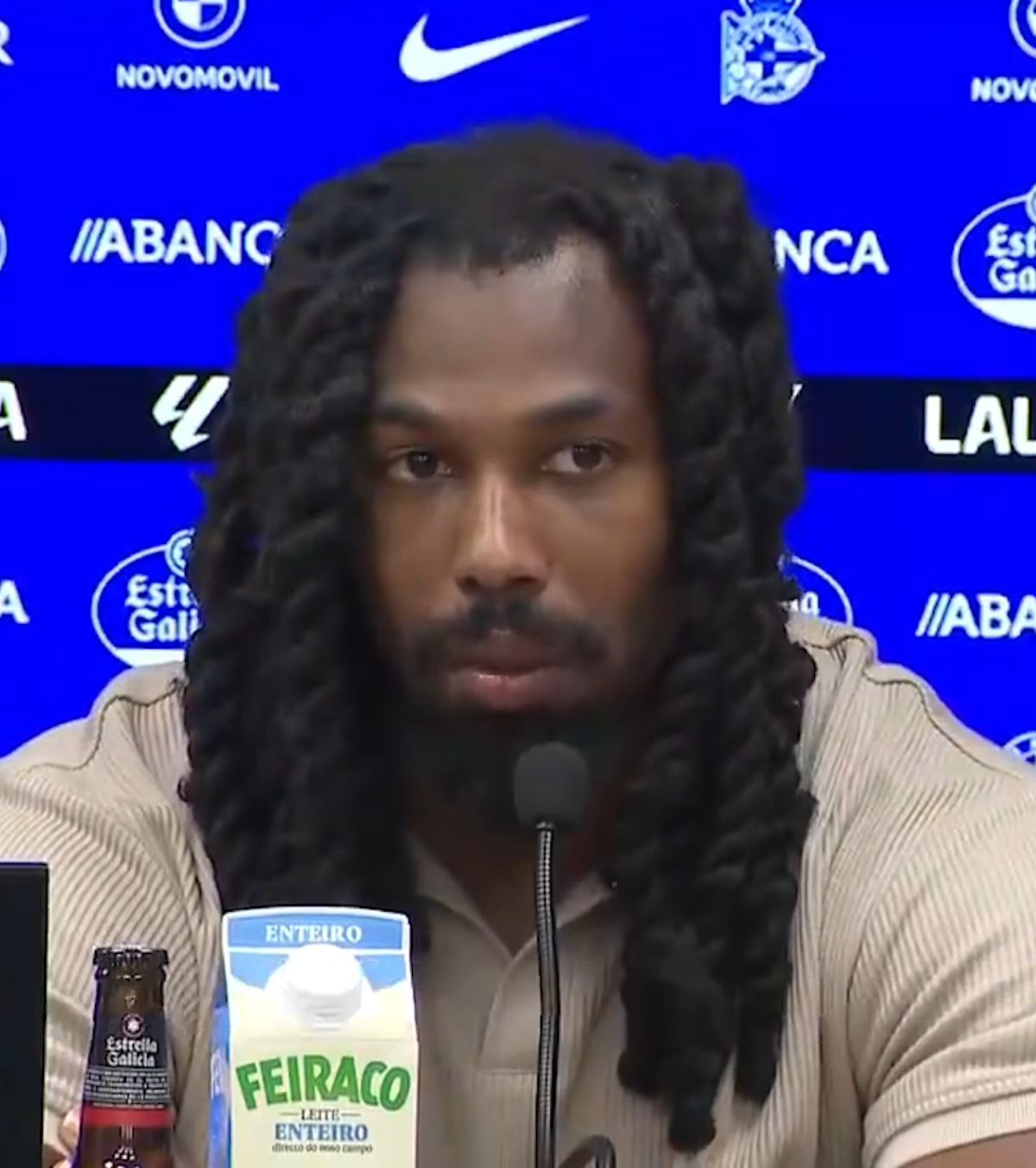 Traore, imagini virale   VIDEO:   A repetat de 7 ori  în 25 de secunde același cuvânt la prezentarea sa la Deportivo A Coruna