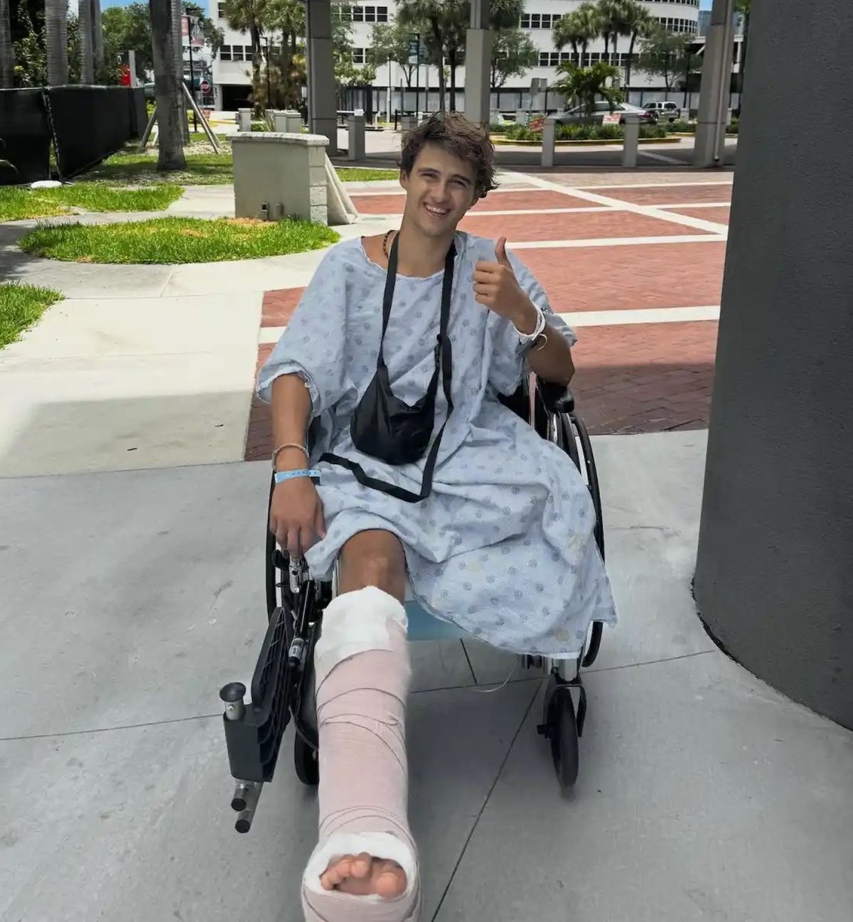 A rămas fără picior la Survivor  Vrea 100 de milioane de dolari după  accidentul șocant din Dominicană!  A dat în judecată firma controversatului  patron din Premier League