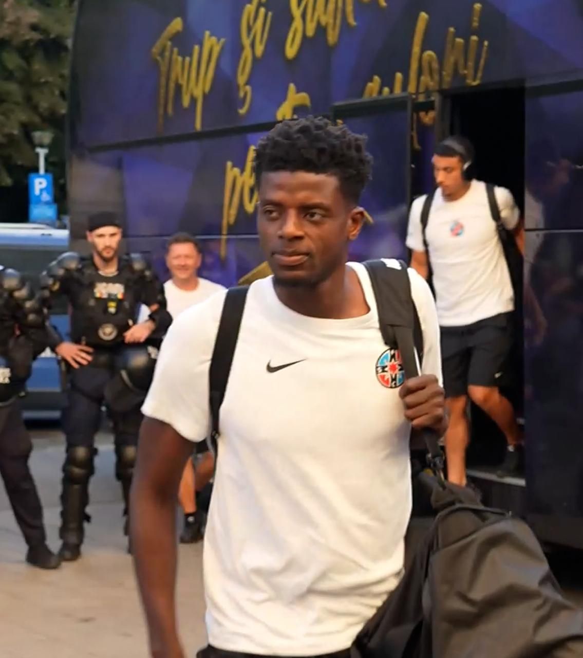 Nu l-au iertat pe Gnahore   VIDEO.  Ce au făcut fanii lui Dinamo în momentul în care mijlocașul  a coborât din autocarul FCSB