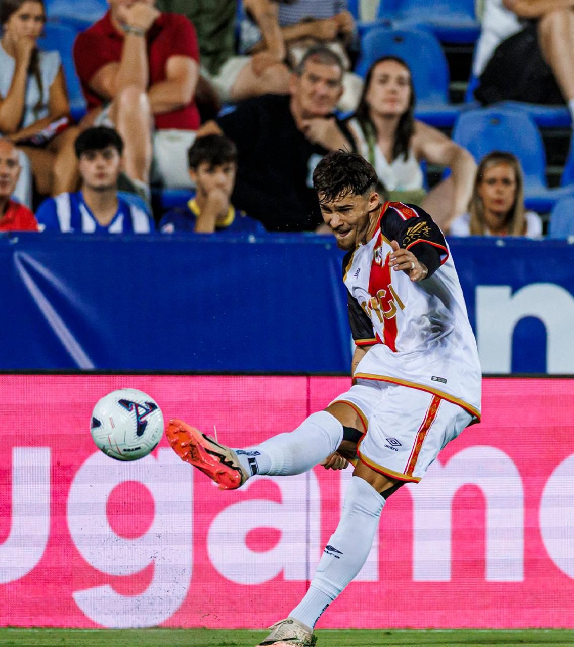Revanșa lui Rațiu!   FOTO.  A marcat pentru Rayo Vallecano  la primul meci  după ce transferul la Fulham a picat! Cum a celebrat