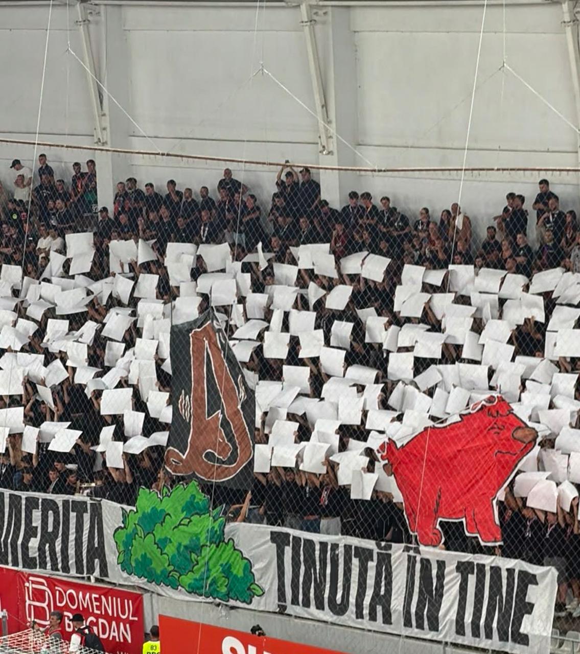 Atac murdar la emblema Dinamo  Scenografia ultrașilor FCSB pe „Arc”: un câine care lasă în peluză  o efigie maronie  a marii rivale