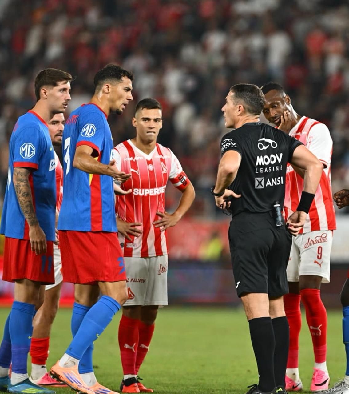 Duarte a lăsat-o pe FCSB în 10   FOTO.  Kovacs a văzut pe monitorul VAR  ce a făcut fundașul  și l-a eliminat în minutul 31 al derby-ului cu Dinamo