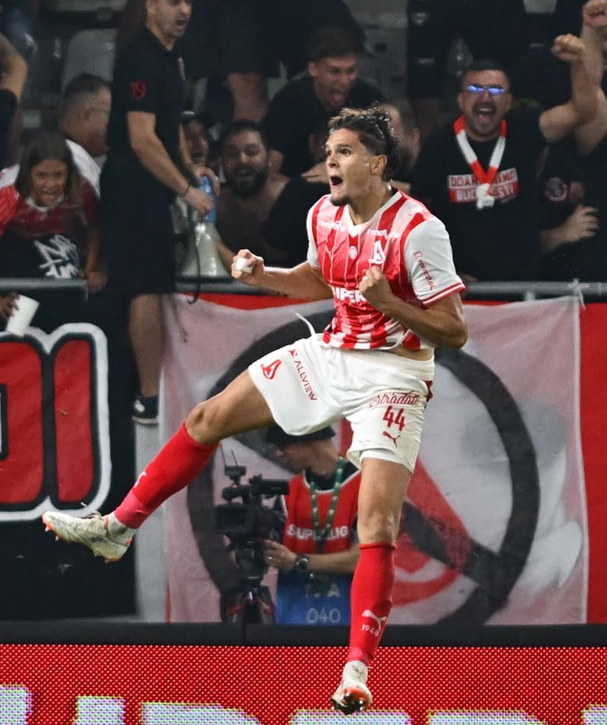 MVP surpriză în Derby de România   VIDEO+FOTO.   FCSB  n-a putut să-l anihileze:  „E ca un vis, nu-mi vine să cred ce am făcut”