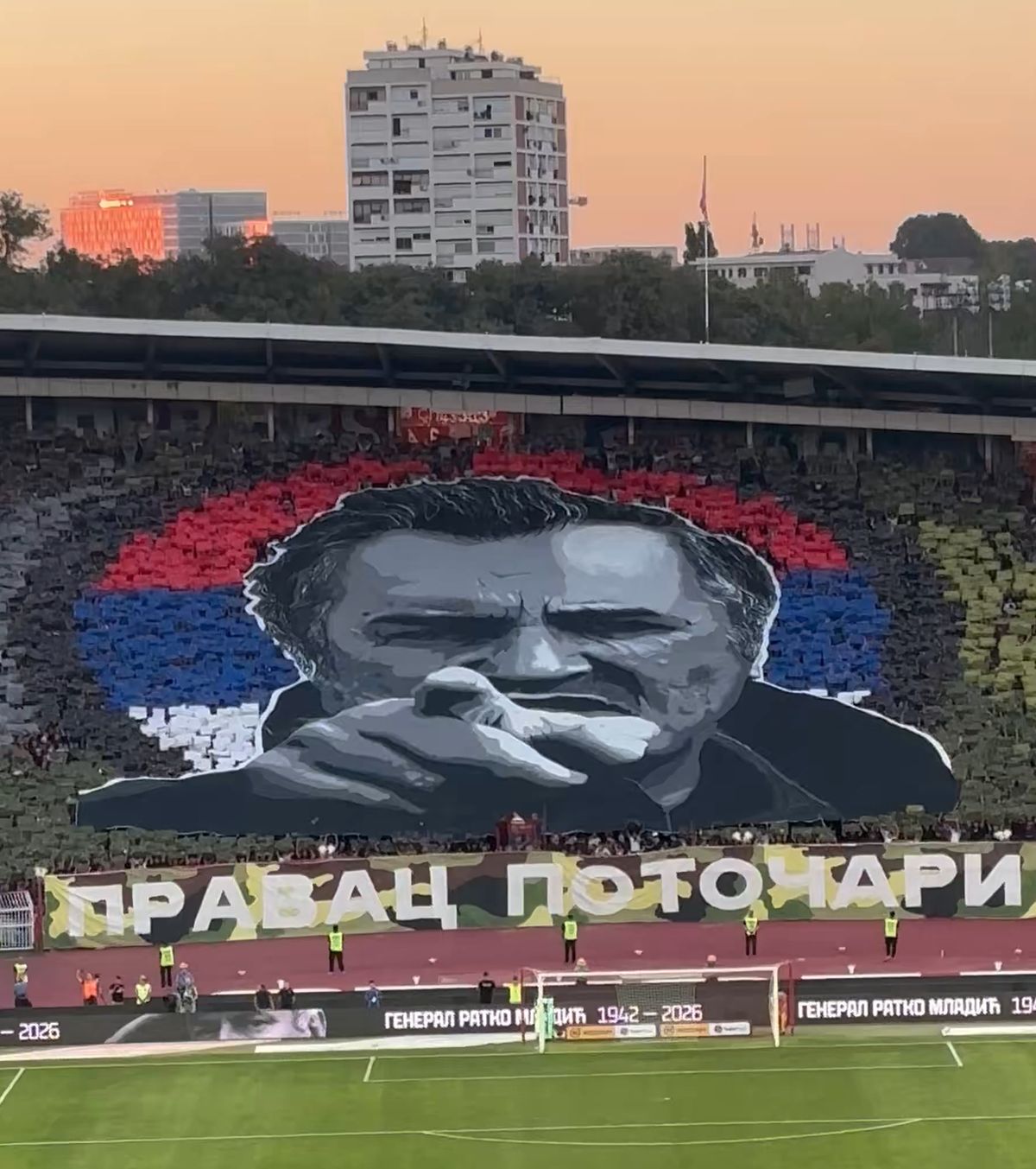 Scene șocante în Serbia  Fanii Stelei Roșii și ai lui Partizan au l-au omagiat pe  Ratko Mladic:  ce au putut scrie pe un banner