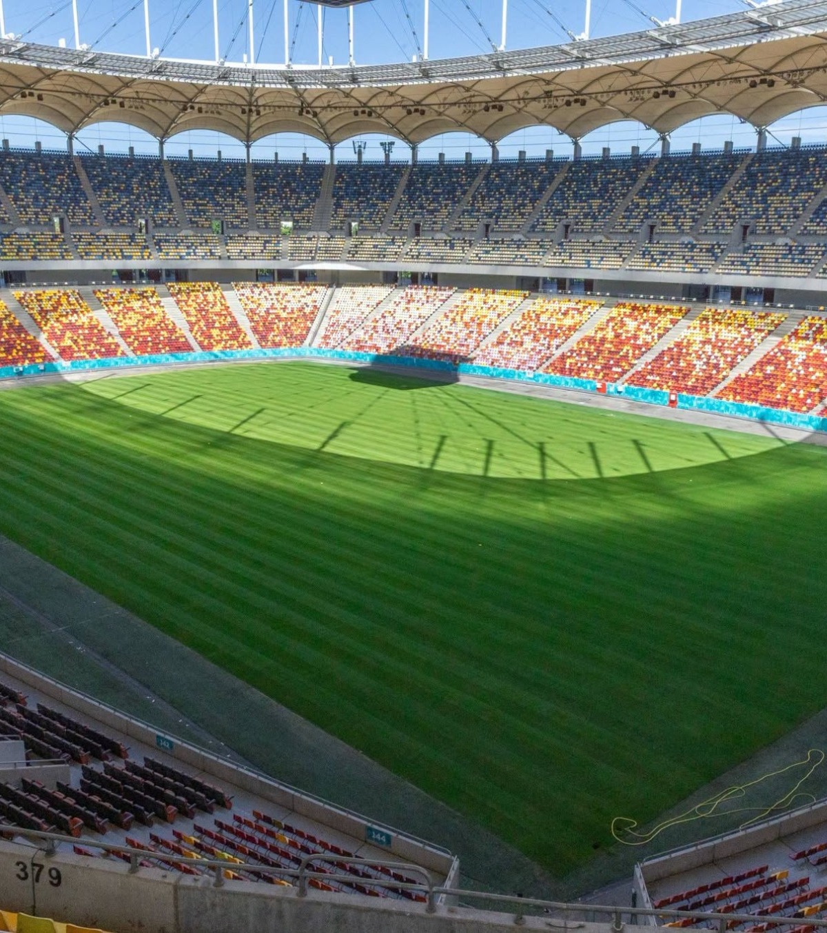 Liber la fotbal pe Arenă!   FOTO:  Cum arată  noul gazon  de pe cel mai mare stadion din România + Ce se întâmplă cu tabela