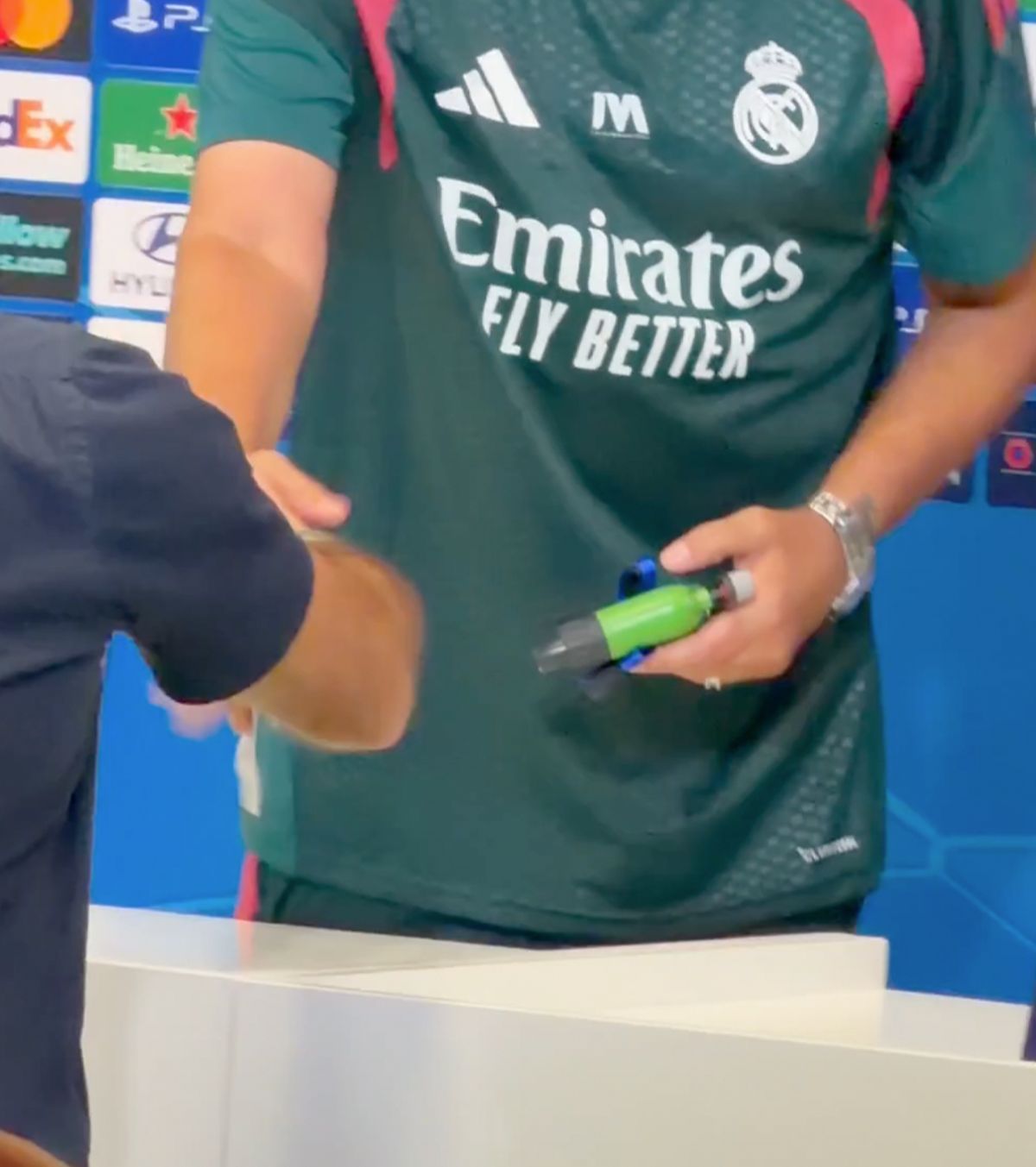 „Trebuie să plătesc?”    VIDEO.  Jose Mourinho a primit  un cadou inedit  înaintea meciului cu Inter 
