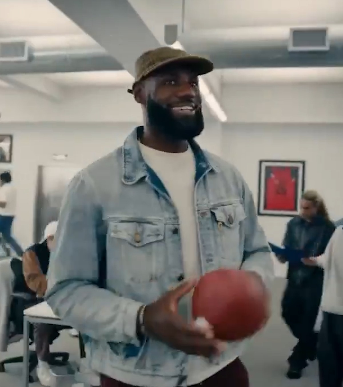LeBron James, pus la zid  Ultima decizie a starului din NBA  i-a enervat pe fani:   „Sportul este terminat”