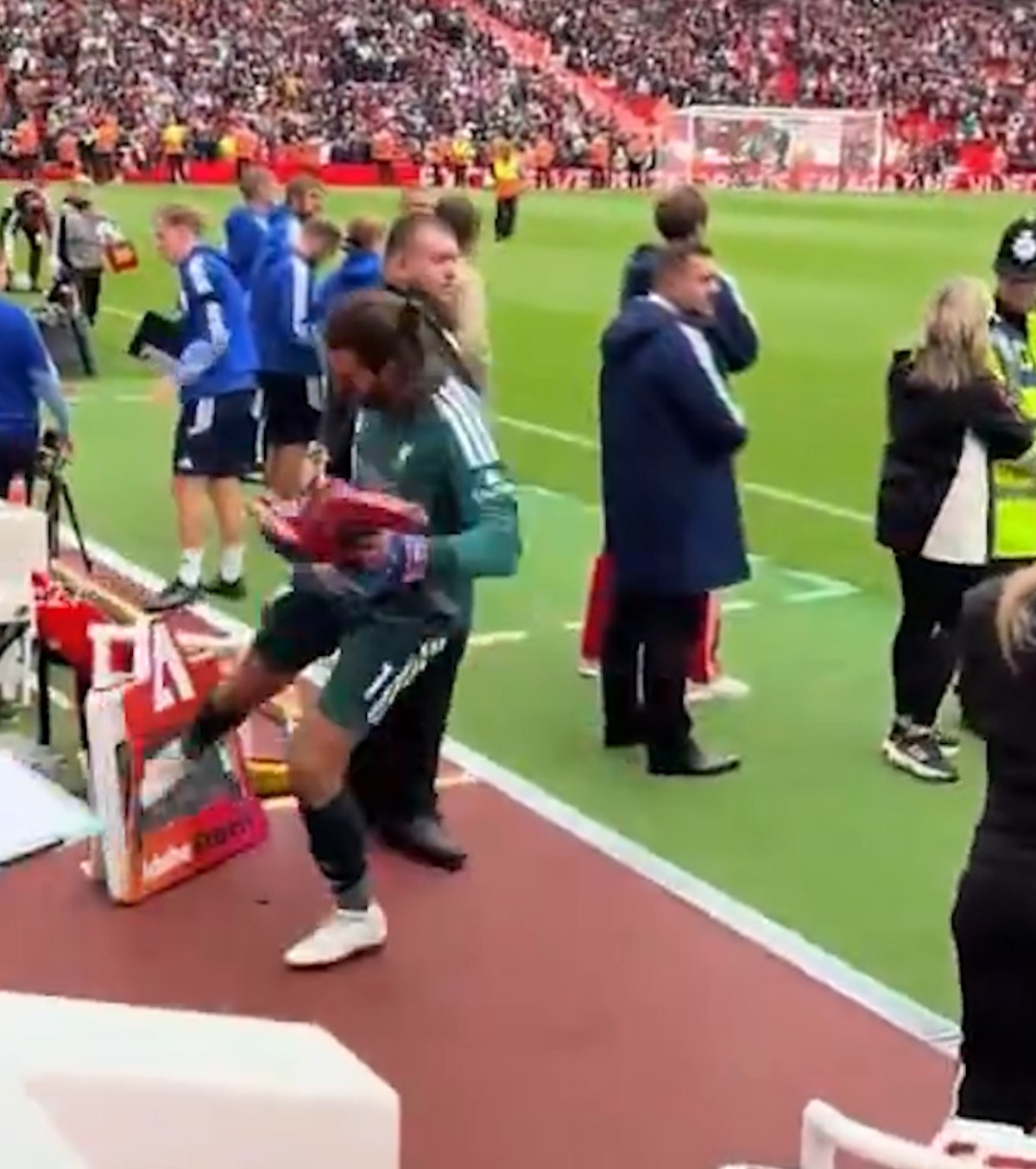 Alisson Becker, pedepsit   FOTO.  Portarul lui Liverpool a fost sancționat dur după  criza de nervi  din Premier League