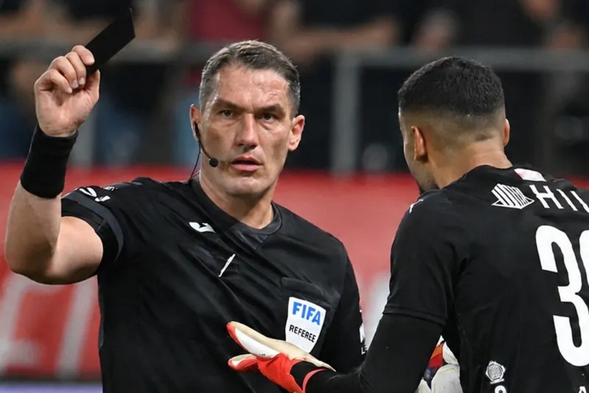 Istvan Kovacs arată „cartonașul negru” FOTOMONTAJ GOLAZO.ro 