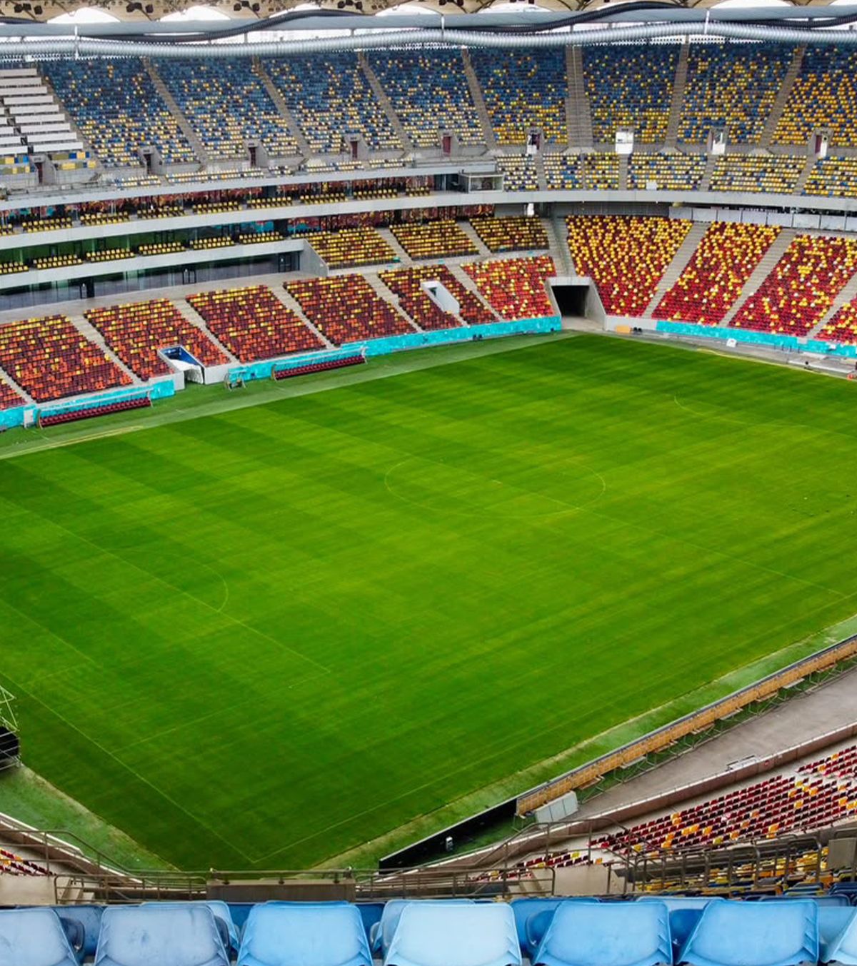 Pe Arenă, după 5 luni!   VIDEO:   Gazon nou-nouț înainte de FCSB- Petrolul!  Comic Con încă e pe stadion! Imagini GOLAZO cu suprafața de joc
