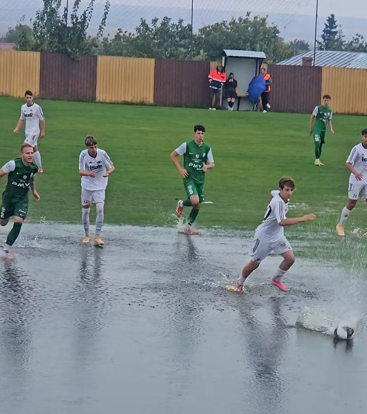 Așa are FRF grijă de copii?  Fotografii și un clip care arată  condițiile revoltătoare  de la un meci de U19 din România