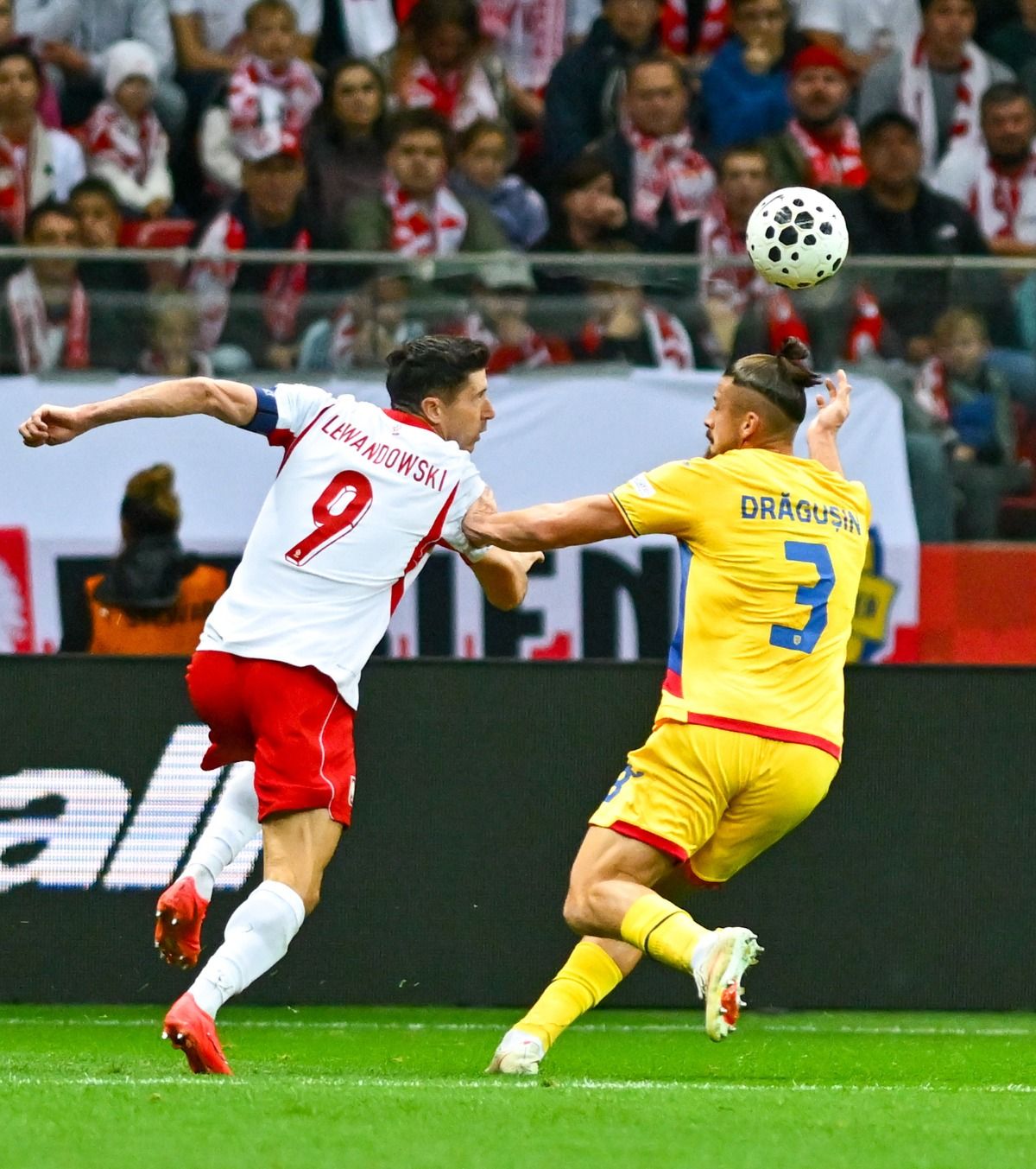 Radu Drăgușin, eliminat în minutul 22 al meciului Polonia - România