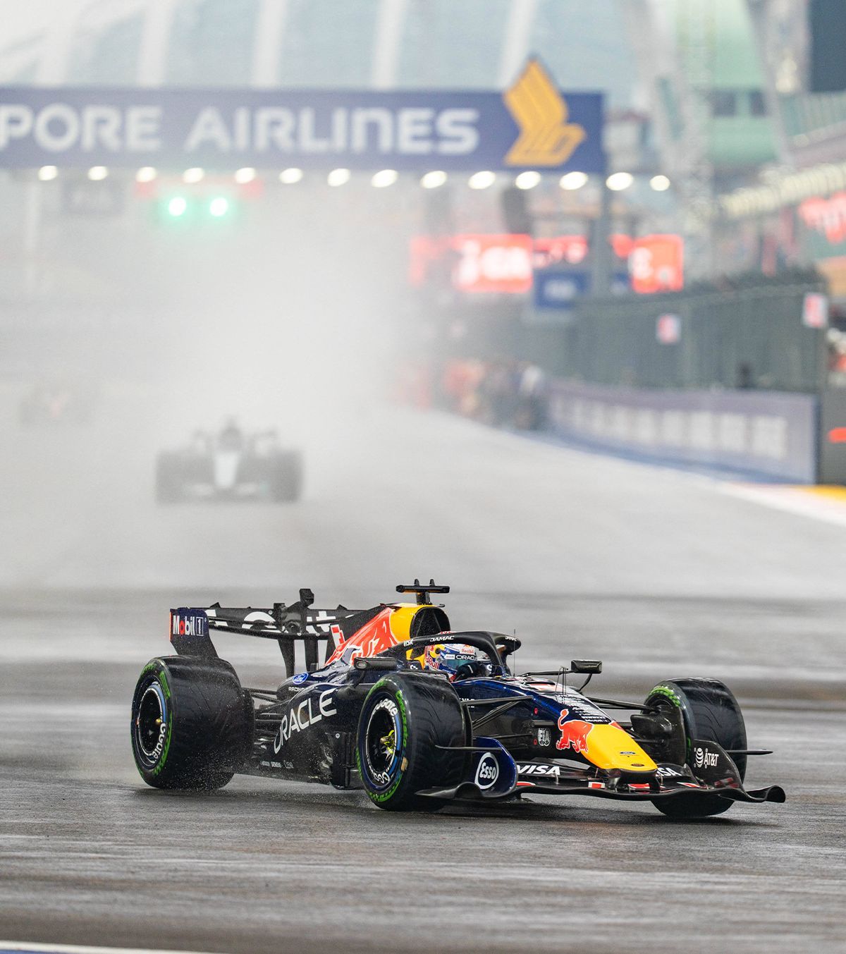 Verstappen, pe val  A câștigat și sprintul din Singapore + Norris și Piastri,  ciocnire în ultimul tur!