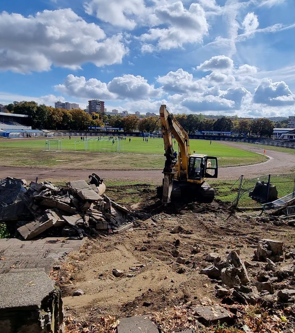 Șantier la Hunedoara    FOTO  A început  demolarea vechiului stadion  al Corvinului » Când vor fi gata lucrările